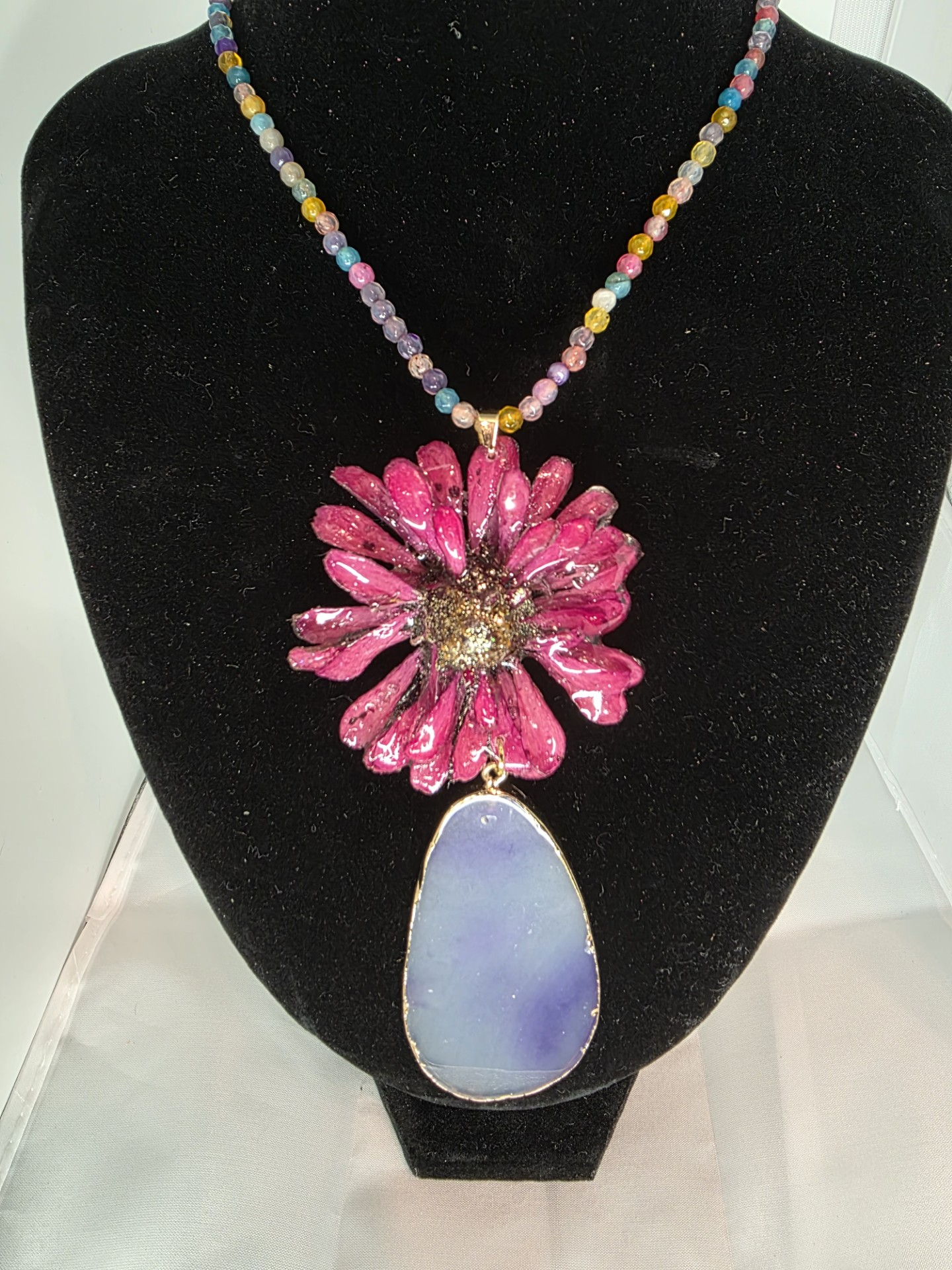 Zinnia y Cuarzo en Collar de Ágata