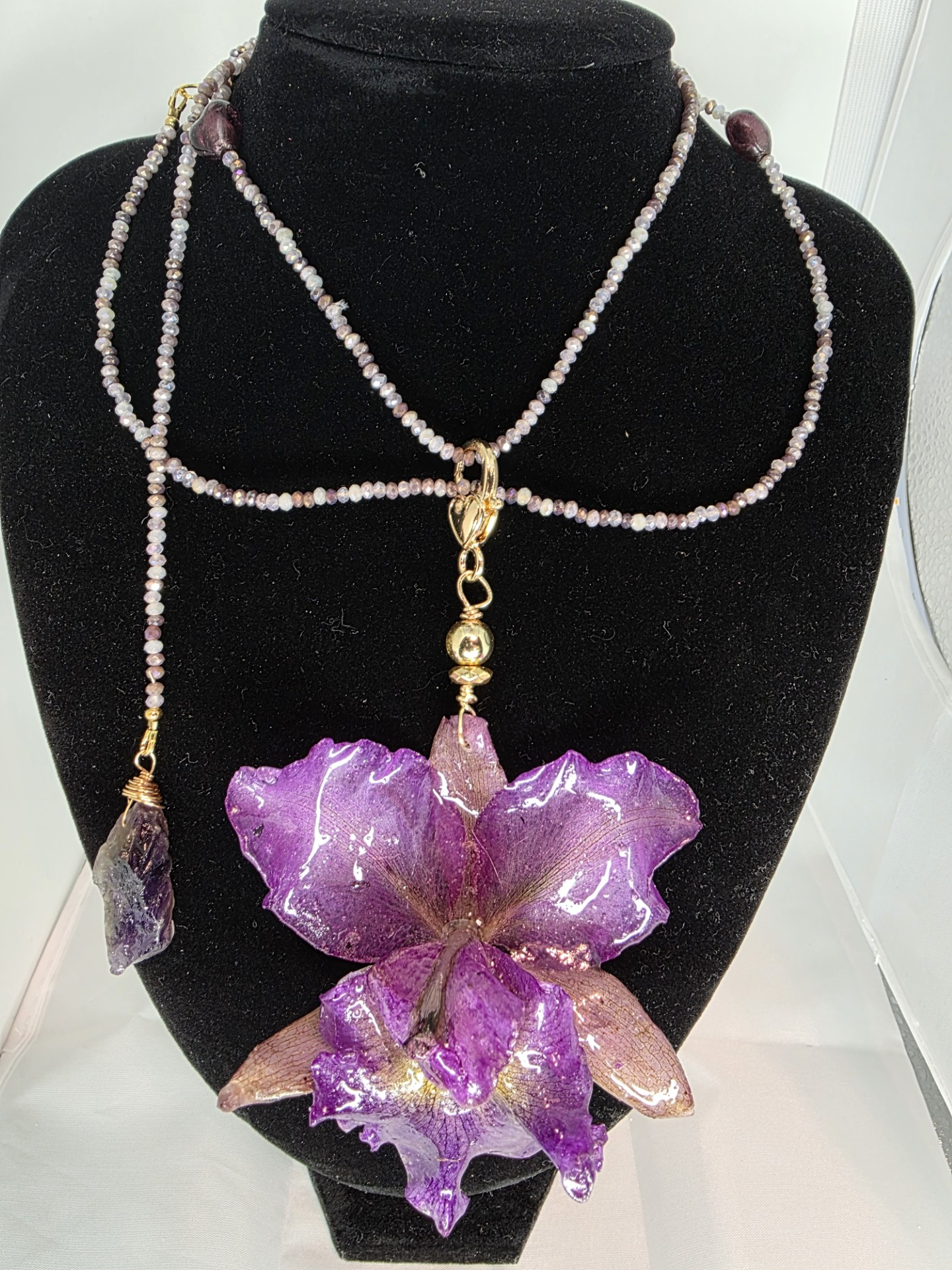 Cattleya Hwa Yuan con Colgante de Cuarzo y Cadena Doble con Corazones