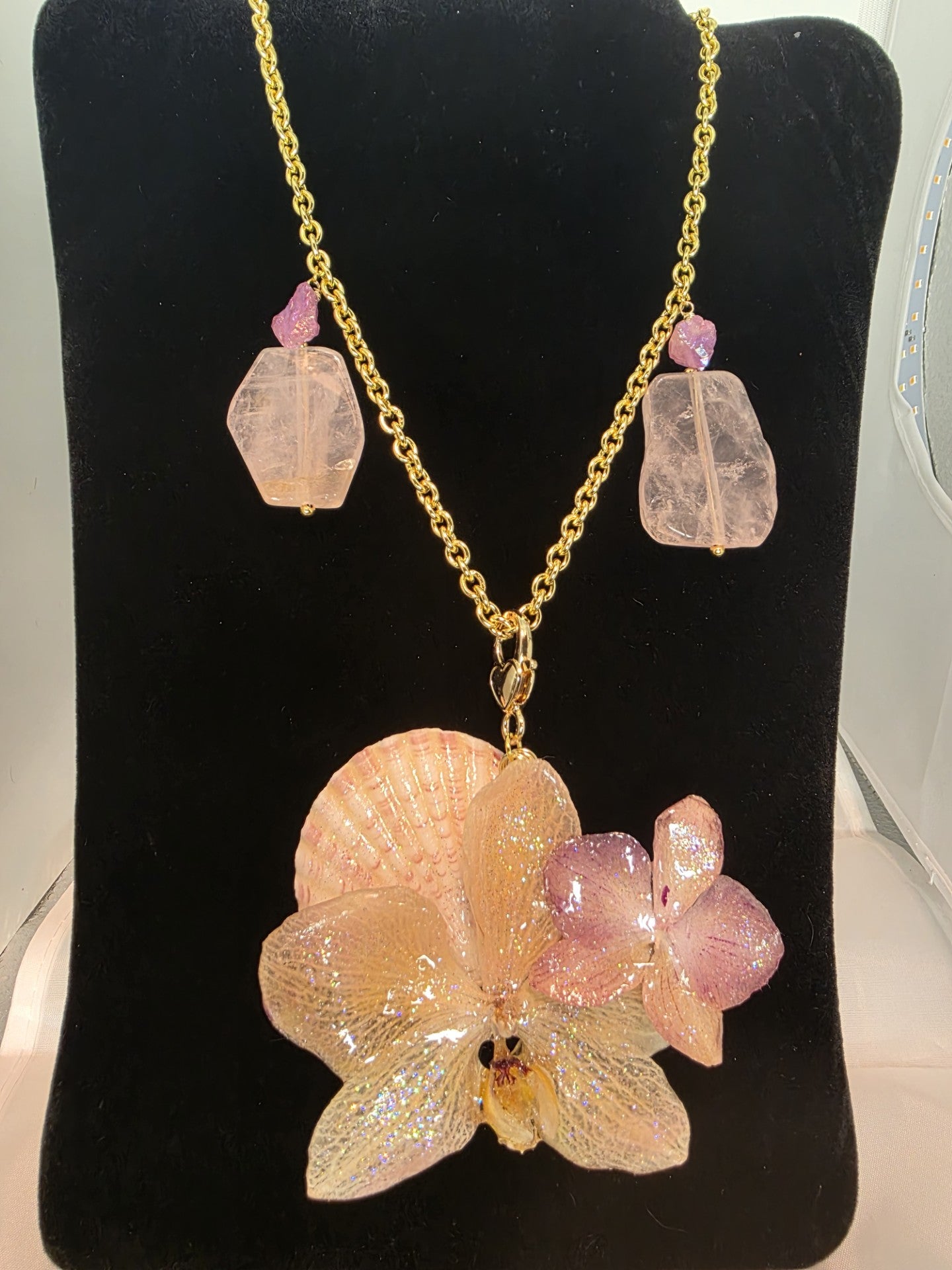 Concha Montada en Cadena con Cuarzo Rosado